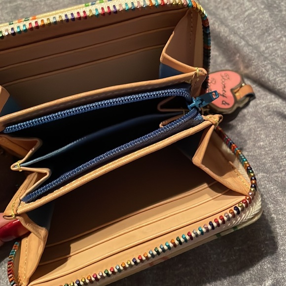 Dooney & Bourke zip around wallet - Picture 3 of 3